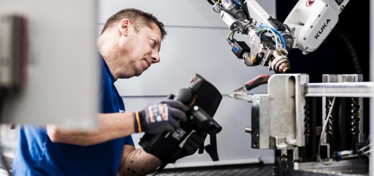 Der Business Unit steht ein eigener Laserschweissroboter zur Verfügung.