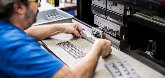 Je nach Anforderungen der Kunden kommen in den Trays Halterungen aus Silikon oder Edelstahl zum Einsatz.